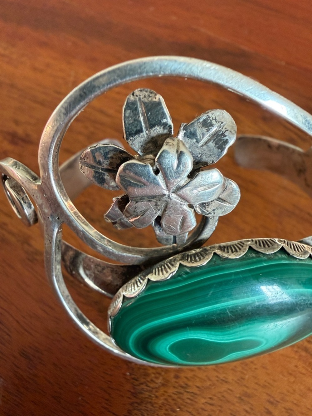 Signed By Navajo Artist Bill Kirkham Sterling Silver Cuff with Malachite - Picture 7 of 12